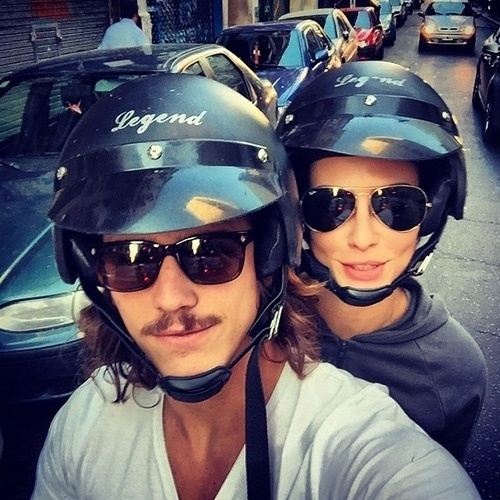 20.abr.2015 - Rômulo Neto anda de moto com a namorada Cléo Pires em Buenos Aires. Na legenda da imagem, ele misturou português e espanhol: "No rolê con ella"