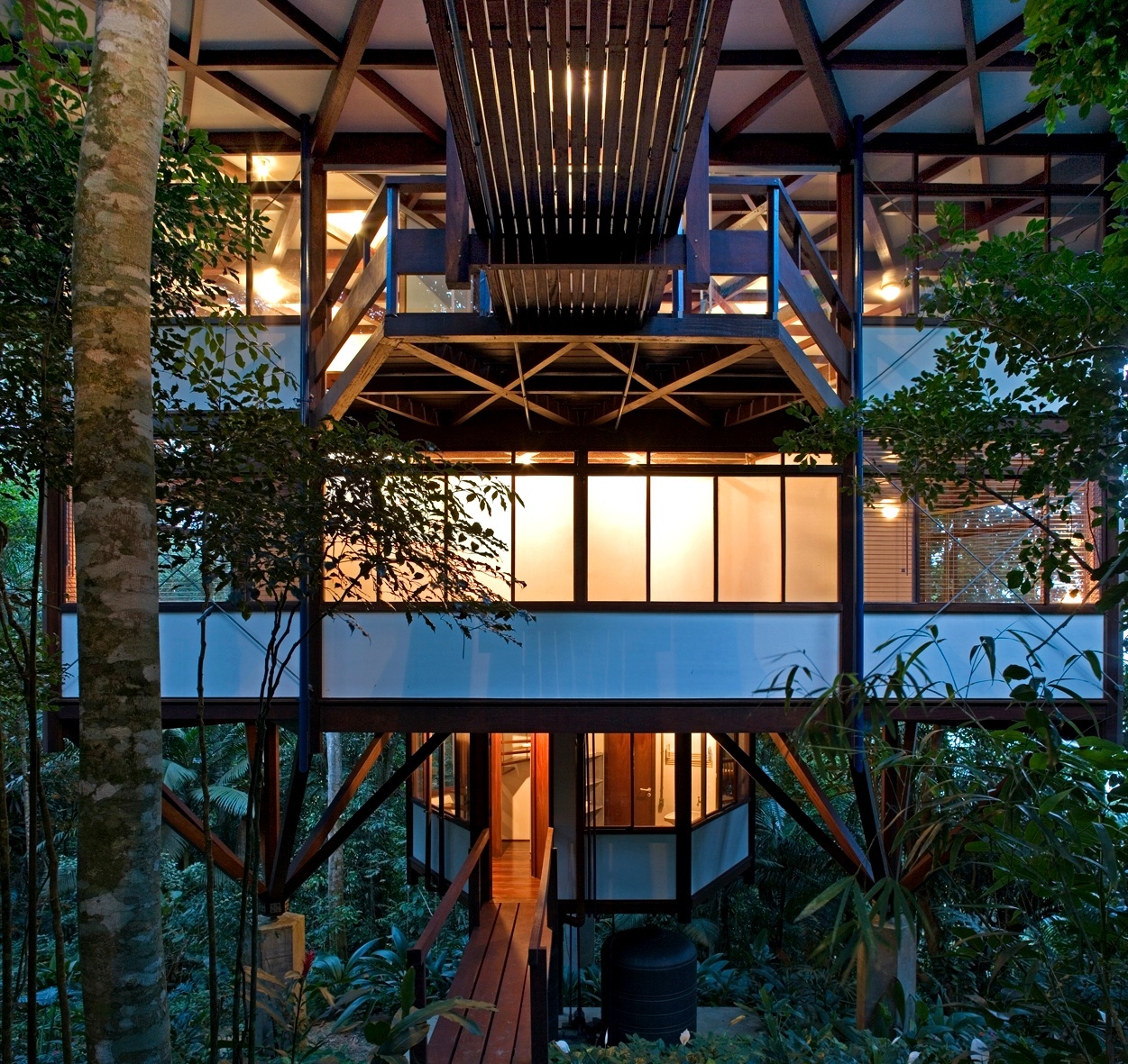 A Casa Tijucopava, projetada pelo arquiteto Marcos Acayaba, tem estrutura singular de madeira em forma de pirâmide invertida. O terceiro pavimento é ocupado pela ala social com terraços em balanço e um passarela que faz a ligação com o estacionamento. O nível logo abaixo abriga as suítes e o mais baixo acomoda as dependências de serviço. Neste ponto há outra passarela, que liga a casa ao terreno - Leonardo Finotti/ UOL