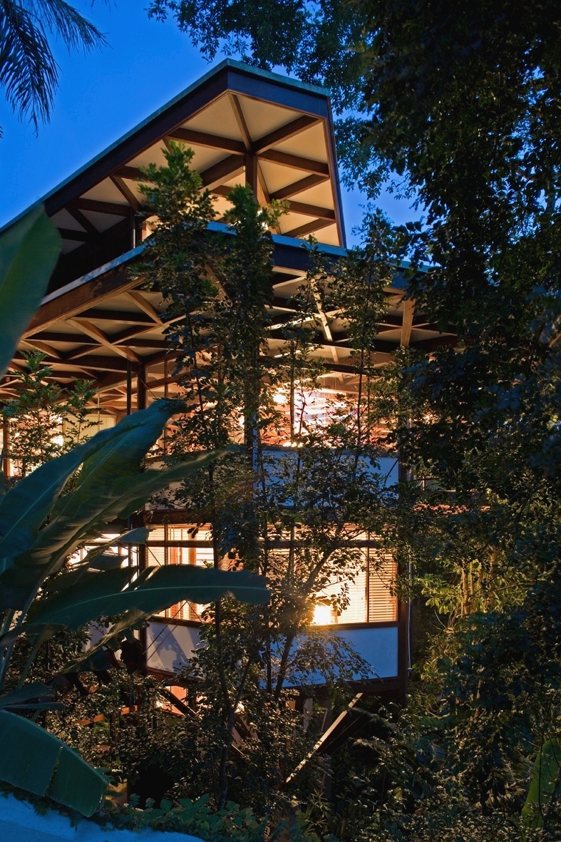 A topografia muito íngreme levou à construção em pirâmide invertida dos quarto andares na casa Tijucopava, com projeto do arquiteto Marcos Acayaba. Constituída por peças pré-fabricadas de madeira jatobá, a residência foi "montada" em apenas quatro meses e não foi preciso cortar uma árvore sequer da Mata Atlântica em redor - Leonardo Finotti/ UOL