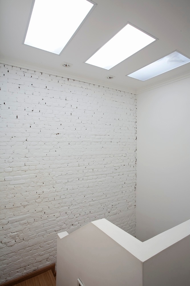 Durante a reforma desse sobrado, os arquitetos do escritório Vidal & Sant'Anna inseriram claraboias compostas por chapas de policarbonato sobre a área da escada - Fran Parente/ UOL