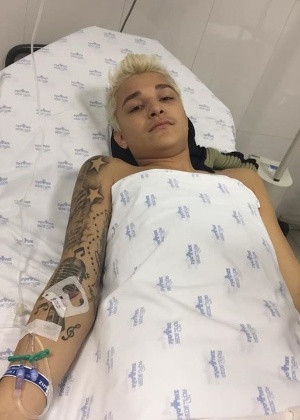 MC Gui posta foto na cama do hospital; o funkeiro saiu com os dois braços enfaixados  - Reprodução/Facebook