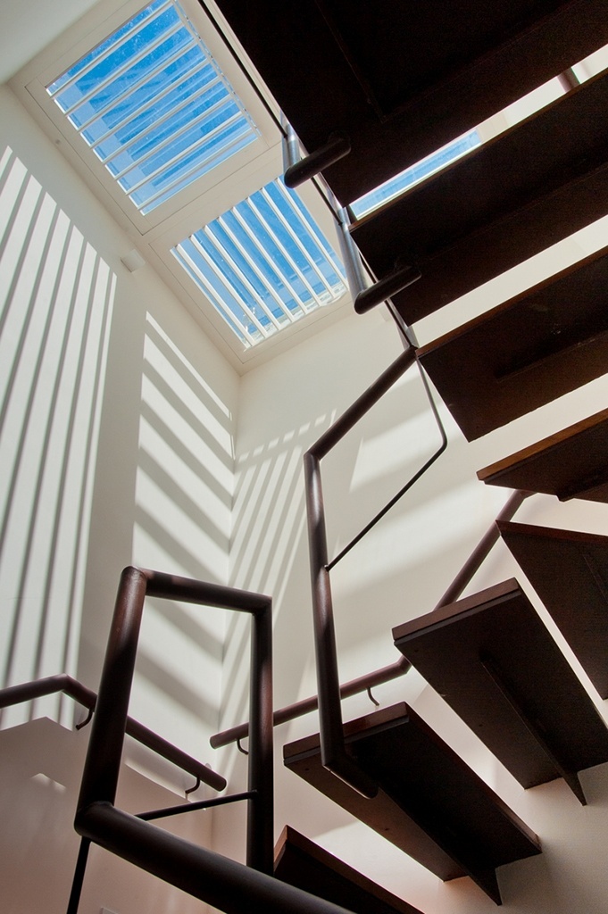 Para essa casa na zona sul do Rio de Janeiro, a arquiteta Mônica Vieira projetou uma claraboia que leva luz solar ao núcleo central onde fica a escadaria - Divulgação