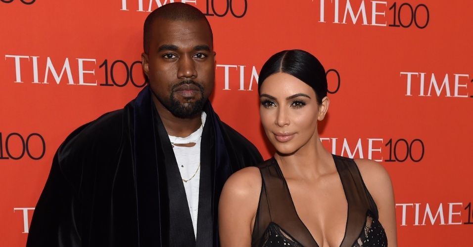 21.abr.2015 - Kim Kardashian e Kanye West vão a evento de gala promovido pela revista "Time" em Nova York, nos Estados Unidos. A lista das cem personalidades mais influentes do mundo organizada pela publicação traz nomes de celebridades como Kanye West, Kim Kardashian, Emma Watson, Taylor Swift e Julianne Moore