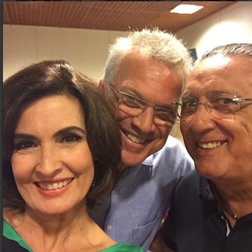 21.abr.2015- Fátima Bernardes faz selfie com Pedro Bial e Galvão Bueno nos bastidores do especial do "Jornal Nacional" para relembrar as grandes coberturas jornalísticas da Globo