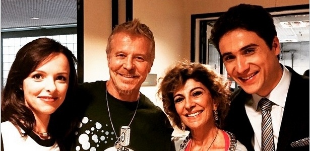 21.abr.2015- Miguel Falabella posa com Marília Pêra, Camila Turim e Frank Borges nos bastidores das gravações da quarta temporada de "Pé na Cova", que tem estreia prevista para setembro - Reprodução/Instagram - Reprodução/Instagram