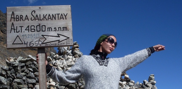 A blogueira Cris Marques em Machu Picchu durante seu primeiro mochilão, em 2009. "Eu cursava turismo, e pro meu trabalho final de curso eu queria fazer uma rota alternativa por Bolívia, Peru e Chile, porque é uma rota clássica para mochileiros brasileiro", conta ela - Arquivo pessoal - Arquivo pessoal