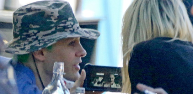 Jared Leto é fotografado no set de "Esquadrão Suicida" mostrando suposta cena do personagem Coringa em seu celular - Pacifc Coast News/The Grosby Group