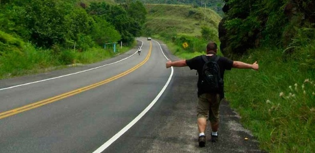 O webmaster paulista Silnei Andrade, criador do site Mochila Brasil, na rodovia Rio-Santos. "Nos anos 90 eu fazia trilhas na serra do mar e litoral de São Paulo, e foi a partir daí que surgiu a ideia de criar o site", conta ele - Arquivo pessoal - Arquivo pessoal
