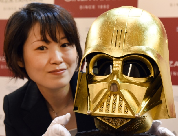 Joalheria japonesa Ginza Tanaka apresenta máscara de Darth Vader banhada em ouro - Toru Yamanaka/AFP