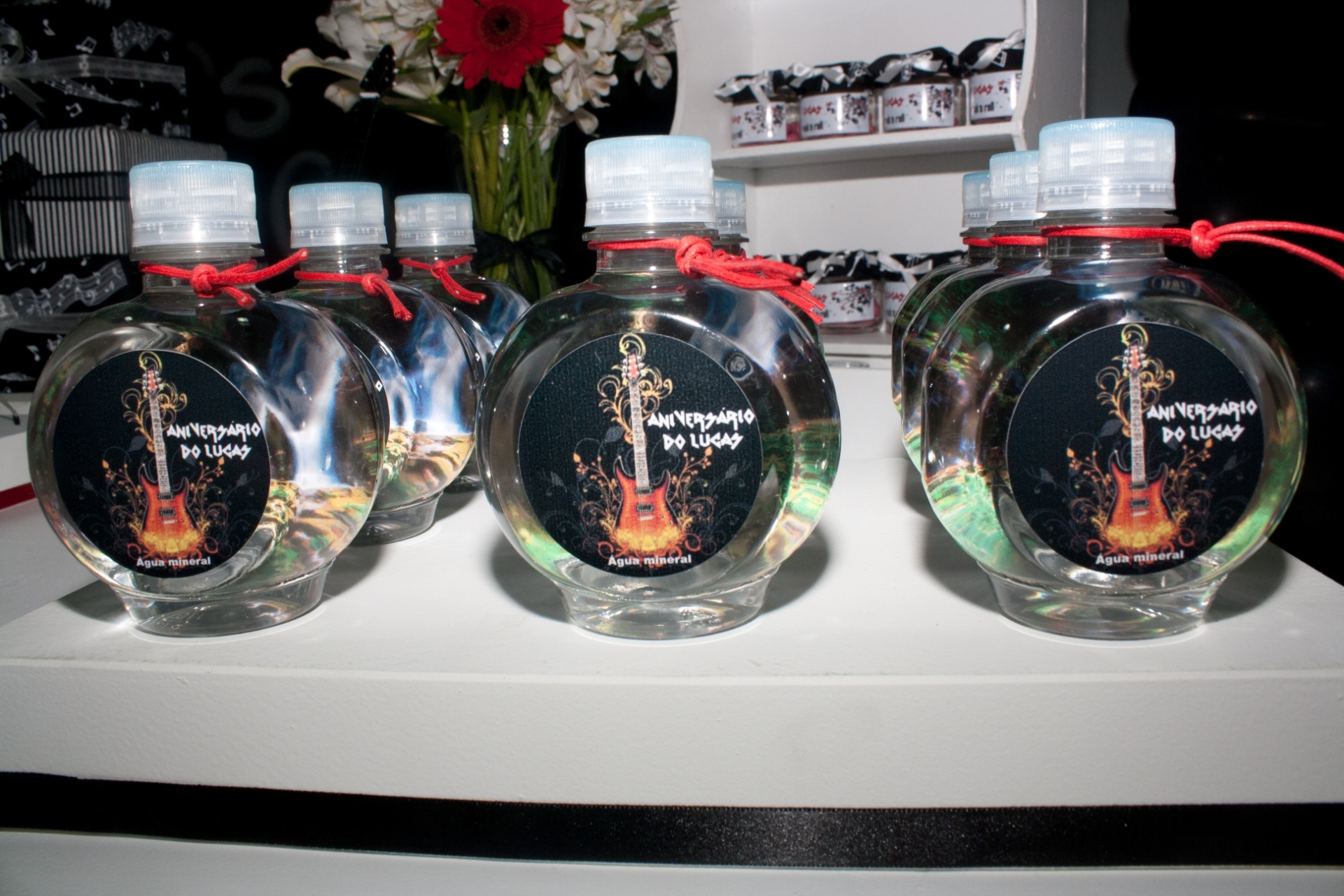 álbum com temas menos infantis para aniversários | Os itens personalizados da festa decorada por Malu Mattos (www.malumattos.com.br) remetiam ao tema musical - Divulgação