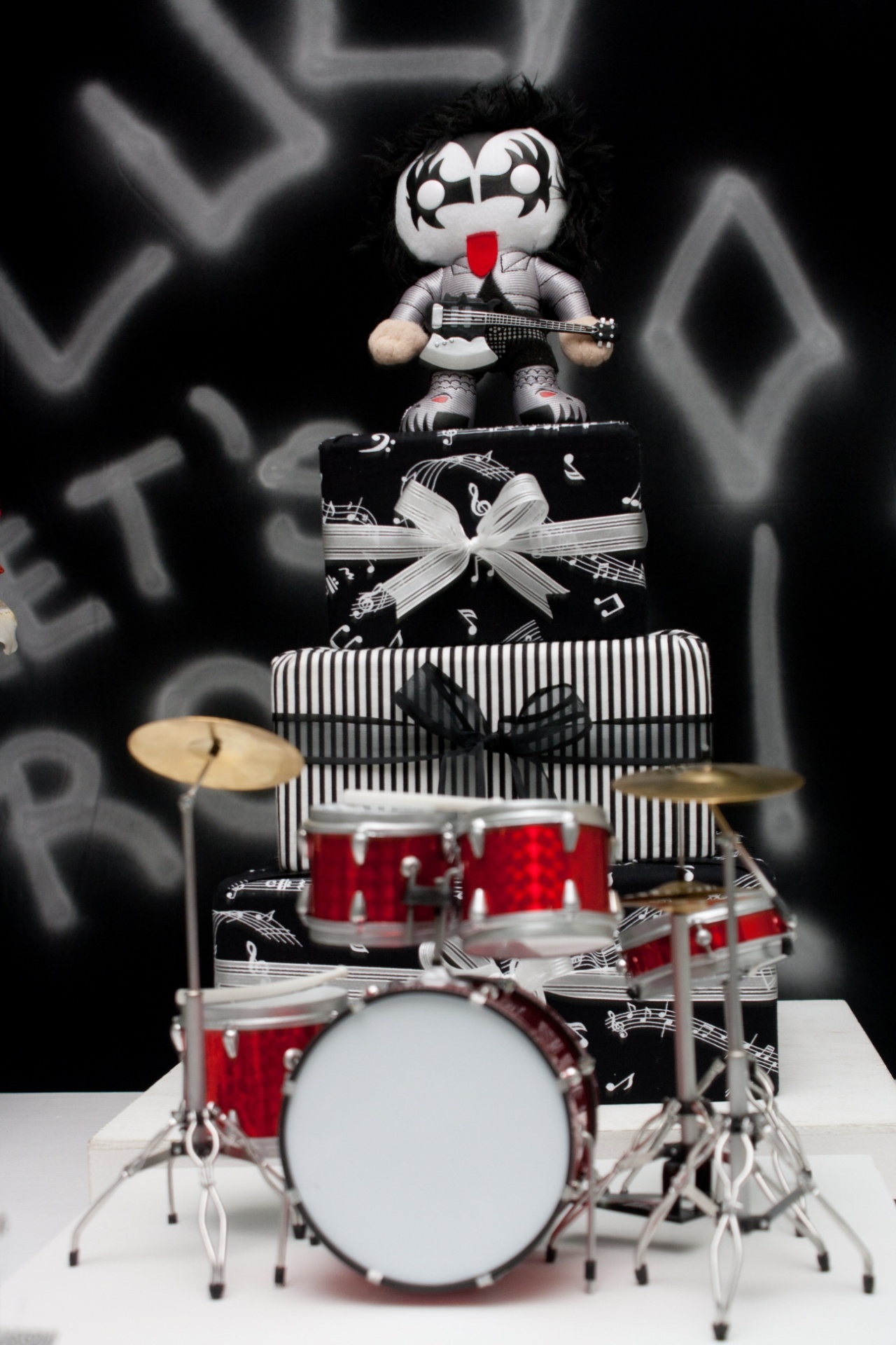 álbum com temas menos infantis para aniversários | Na festa com tema Kiss, o bolo era cenográfico e tinha uma minibateria na frente. A concepção do aniversário era de Malu Mattos (www.malumattos.com.br) - Divulgação