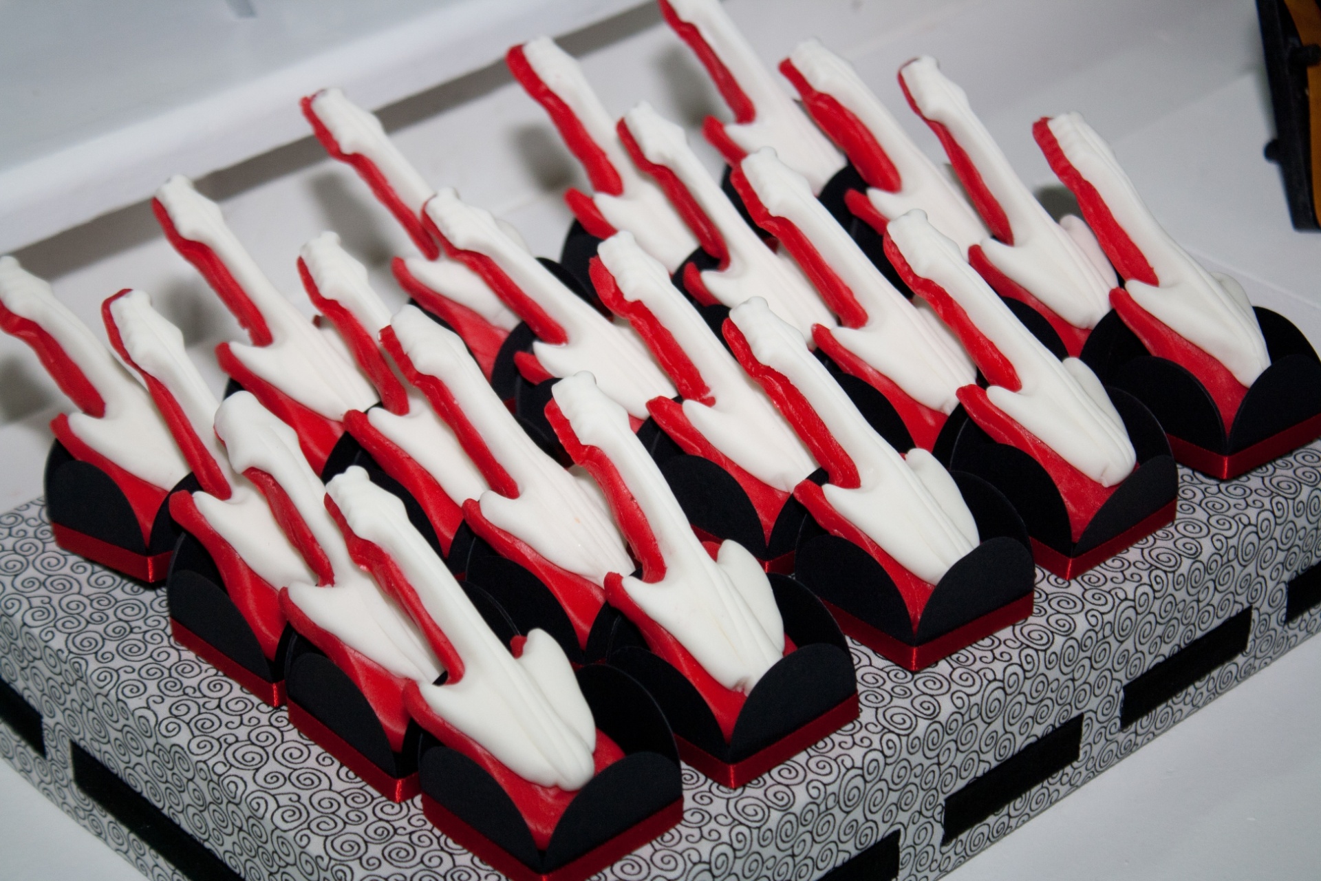 álbum com temas menos infantis para aniversários | Na festa com decoração inspirada na banda Kiss, os doces eram no formato de instrumentos musicais - Divulgação