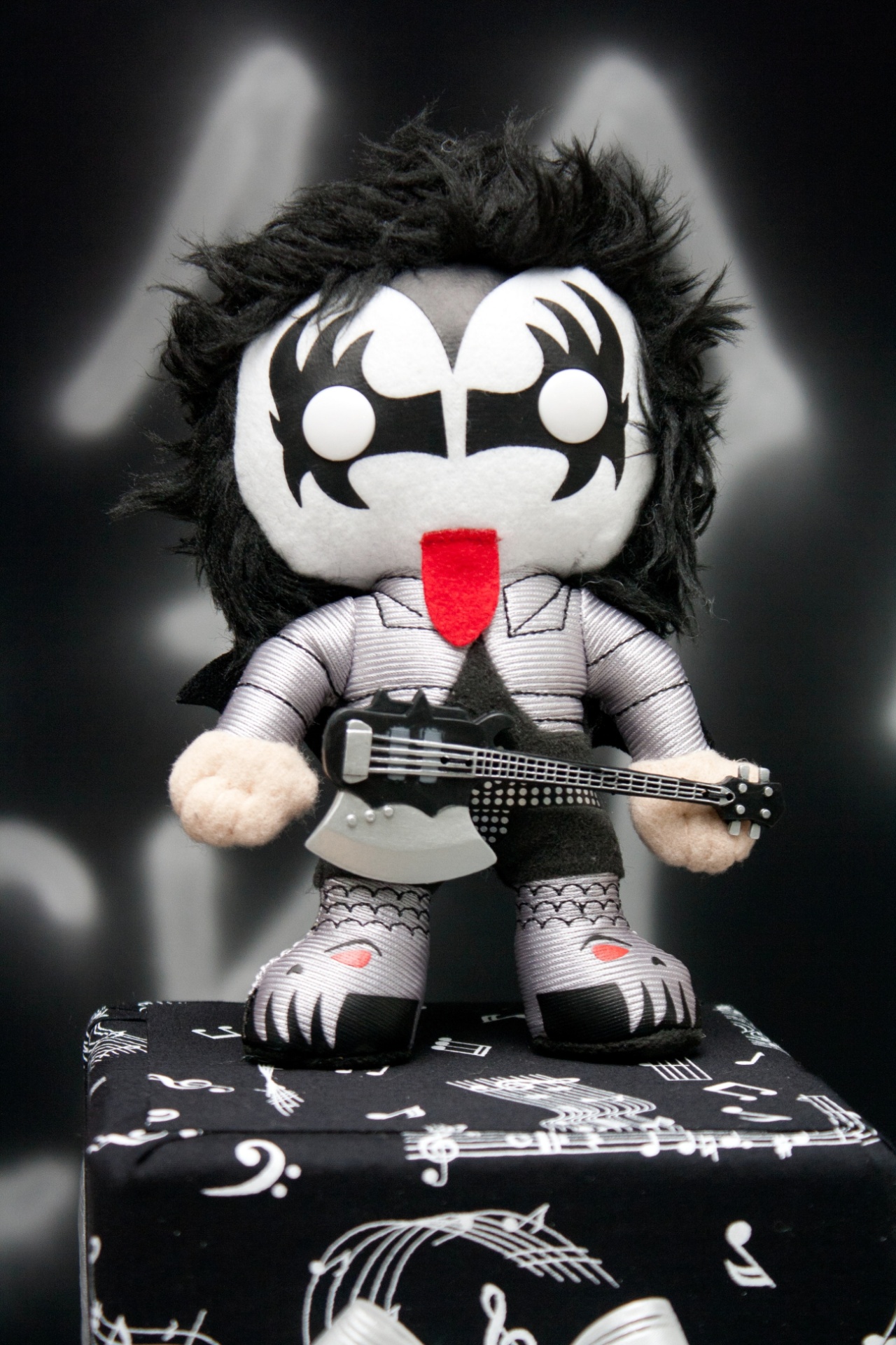 álbum com temas menos infantis para aniversários | Bonecos de feltro dos integrantes da banda Kiss enfeitaram a mesa do bolo da festa com tema rock criada por Malu Mattos (www.malumattos.com.br) - Divulgação