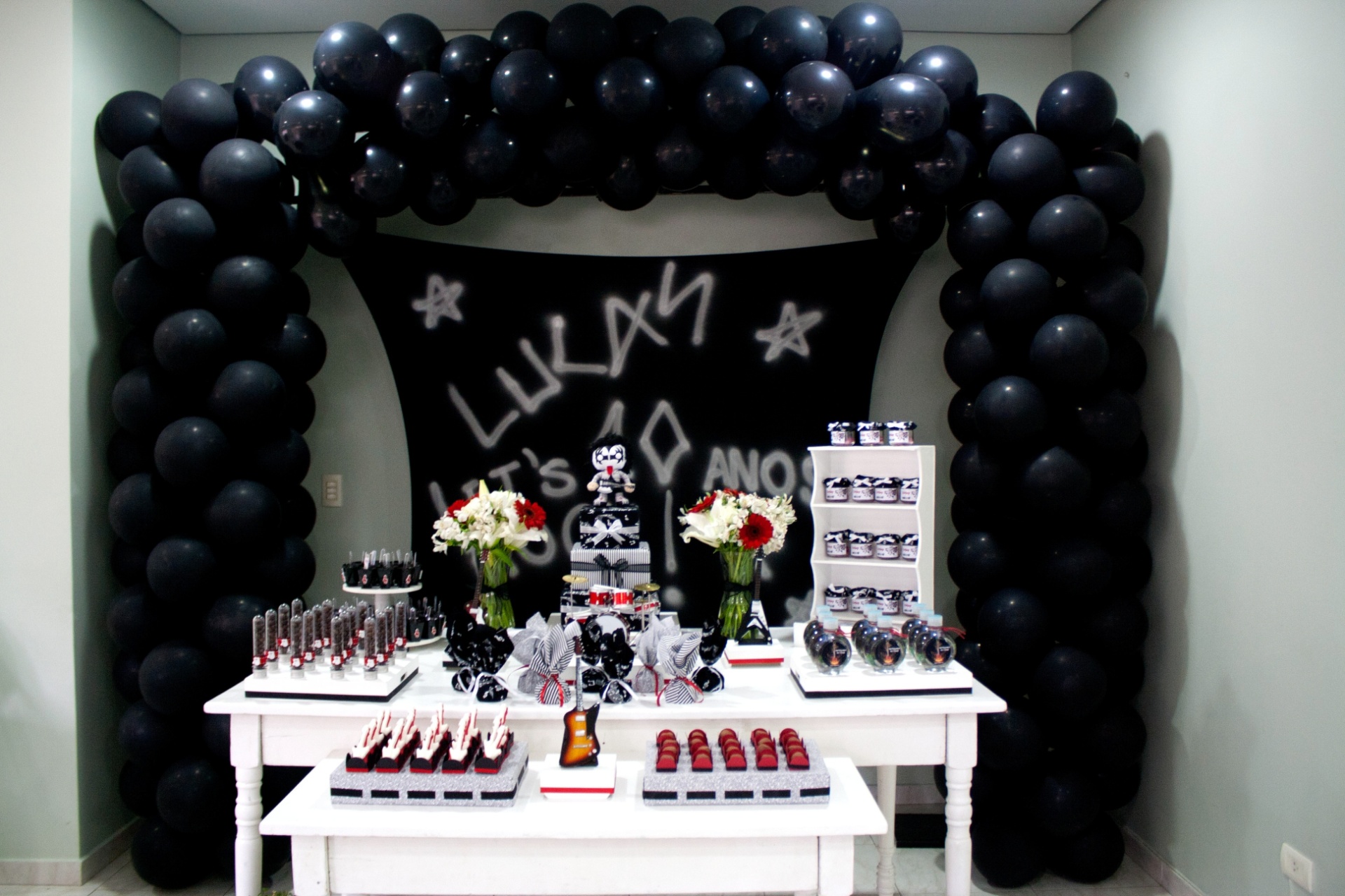 álbum com temas menos infantis para aniversários | A preferência musical do aniversariante ditou a decoração dessa festa criada por Malu Mattos (www.malumattos.com.br) - Divulgação