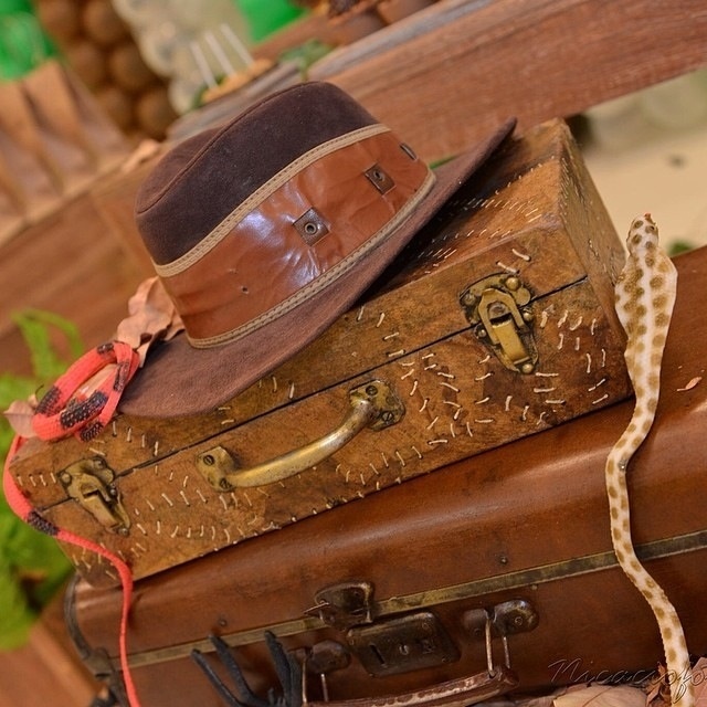 álbum com temas menos infantis para aniversários | O famoso chapéu do personagem de Indiana Jones ganhou destaque em frente a mesa principal, na decoração feita por Gabriela Consentino (www.gabrielacosentino.blogspot.com) - Divulgação