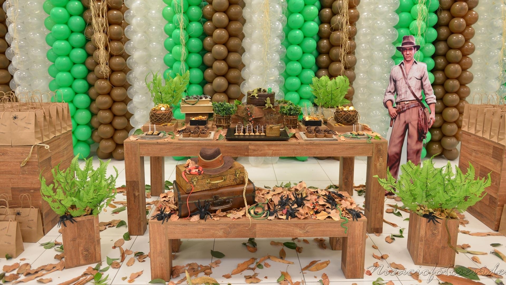 álbum com temas menos infantis para aniversários | À medida que as crianças crescem, filmes, em vez de desenhos, podem ser bons temas para festa de aniversário. Gabriela Consentino (www.gabrielacosentino.blogspot.com) criou uma decoração a partir das aventuras de Indiana Jones, personagem vivido no cinema por Harrison Ford - Divulgação