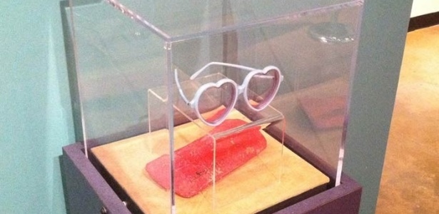 Óculos em formato de coração, que pertenceu a Elton John nos anos 1970 - Reprodução/Facebook