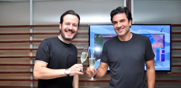 Celso Zucatelli e Edu Guedes brindam com champanhe após assinarem contrato com a RedeTV!