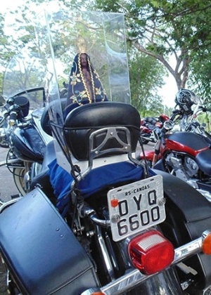 Padre Vanderlei Bock, de Canoas (RS), levou imagem de Nossa Senhora Aparecida na garupa de sua Harley-Davidson Road King 2008 ao National HOG Rally 2015 - Aldo Tizzani/Infomoto - Aldo Tizzani/Infomoto