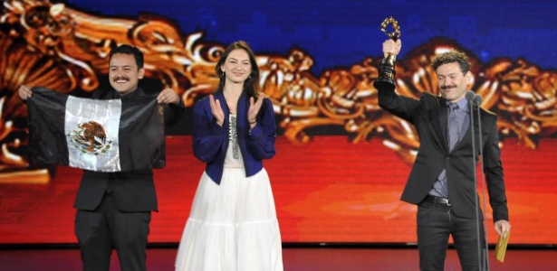 O diretor mexicano Bernardo Arellano recebe o prêmio Tiantan junto com o elenco - Stringer/Reuters