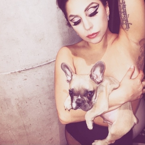 24abr,2015 - Lady Gaga posta foto fazendo topless