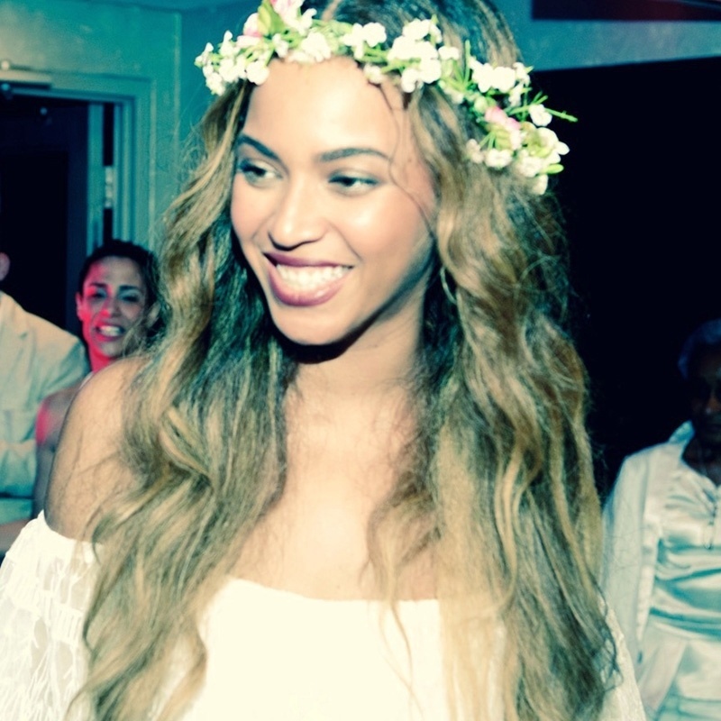 Convidados se divertem no casamento de Tina Knowles, mãe de Beyoncé, com Richard Lawson