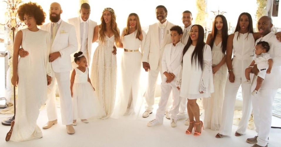 Convidados se divertem no casamento de Tina Knowles, mãe de Beyoncé, com Richard Lawson