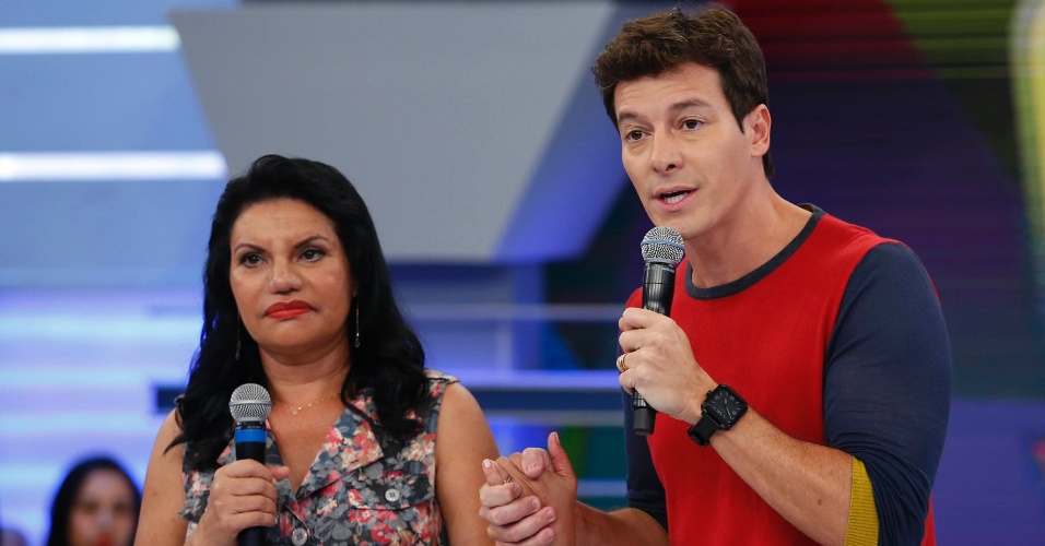 22.abr.2015 - Rodrigo Faro à frente do programa "A Hora do Faro", na Record