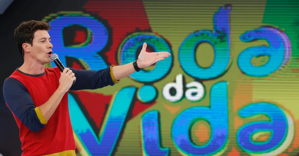 22.abr.2015 - Rodrigo Faro à frente do programa "A Hora do Faro", na Record