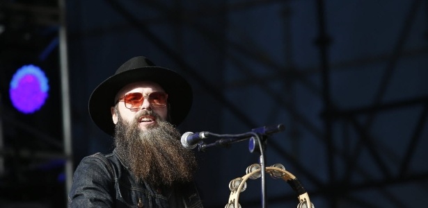 25.04.2015 - Com os seus looks diferentes, os californianos do Rival Sons embalaram roqueiros na Arena Anhembi, onde acontece o festival Monsters of Rock. Com dois dias de apresentações, a line-up conta com grandes nome como Judas Priest, Ozzy Osbourne e Kiss. - Junior Lago/UOL - Junior Lago/UOL
