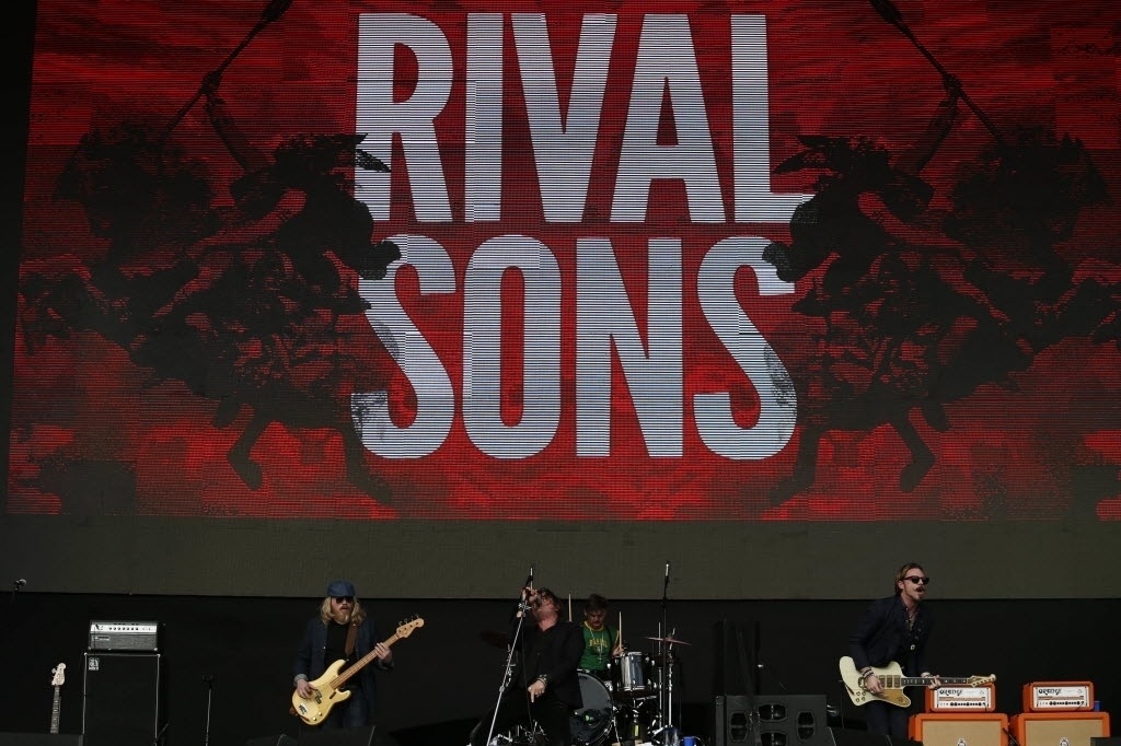 25.04.2015 - Com os seus looks diferentes, os californianos do Rival Sons embalaram roqueiros na Arena Anhembi, onde acontece o festival Monsters of Rock. Com dois dias de apresentações, a line-up conta com grandes nome como Judas Priest, Ozzy Osbourne e Kiss. - Junior Lago/UOL