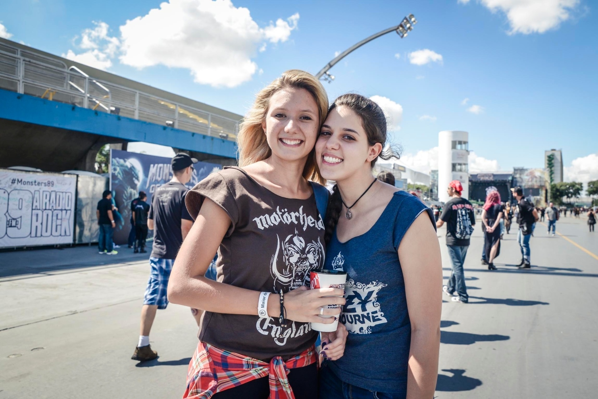 25.04.2015 - Gatas aproveitam a tarde no festival Monsters of Rock, que acontece na Arena Anhembi, em São Paulo. O festival acontece no Brasil desde 1994, e tem fama de reunir os grandes nomes do metal. - Rafael Roncato/UOL