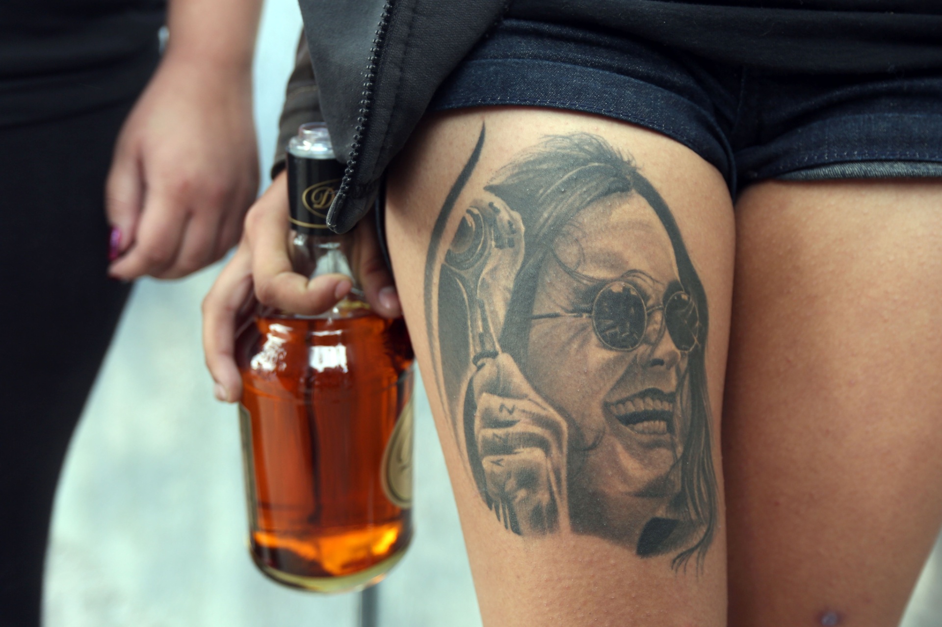 25.abr. 2015 - Fã mostra tatuagem com a imagem do rosto de Ozzy Osbourne na perna. Os fãs aguardam a abertura abertura dos portões, que acontece às 10h para o festival Monsters of Rock. - Ricardo Matsukawa / UOL