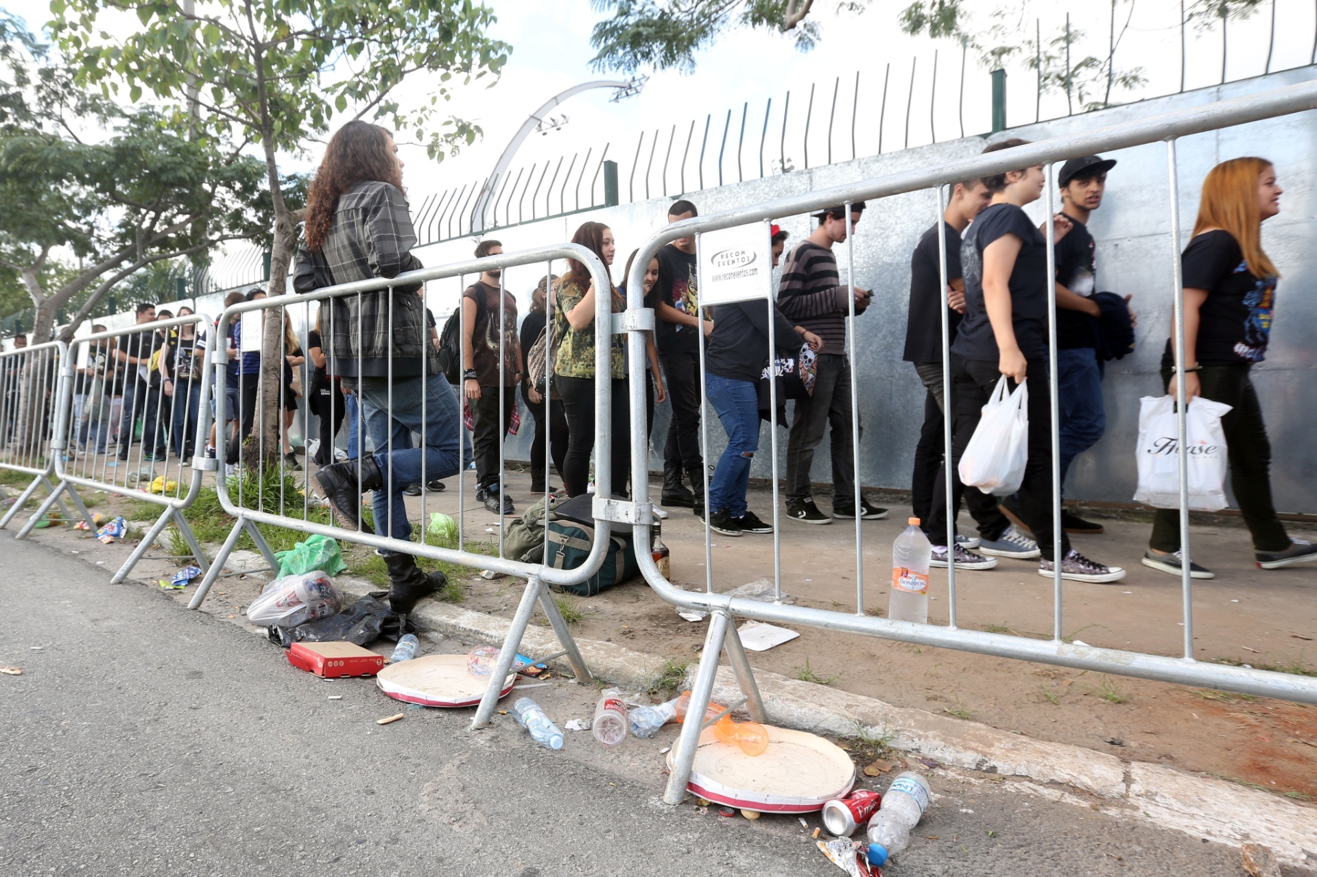 25.abr. 2015 - Movimentação do público na manhã deste sábado, em frente aos portões da Arena Anhembi. Os fãs aguardam a abertura abertura dos portões, que acontece às 10h para o festival Monsters of Rock. - Ricardo Matsukawa / UOL