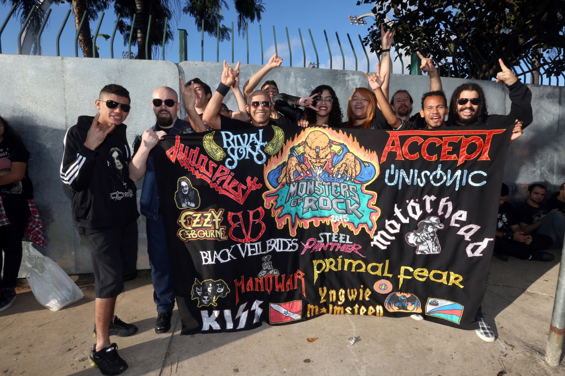 25.abr. 2015 - Movimentação do público na manhã deste sábado, em frente aos portões da Arena Anhembi. Os fãs aguardam a abertura abertura dos portões, que acontece às 10h para o festival Monsters of Rock. - Ricardo Matsukawa / UOL