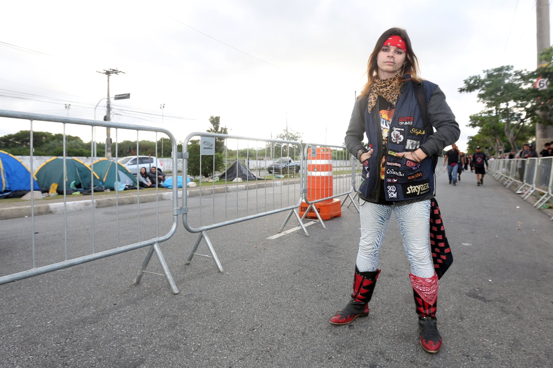 25.abr. 2015 - Movimentação do público na manhã deste sábado, em frente aos portões da Arena Anhembi. Os fãs aguardam a abertura abertura dos portões, que acontece às 10h para o festival Monsters of Rock. - Ricardo Matsukawa / UOL