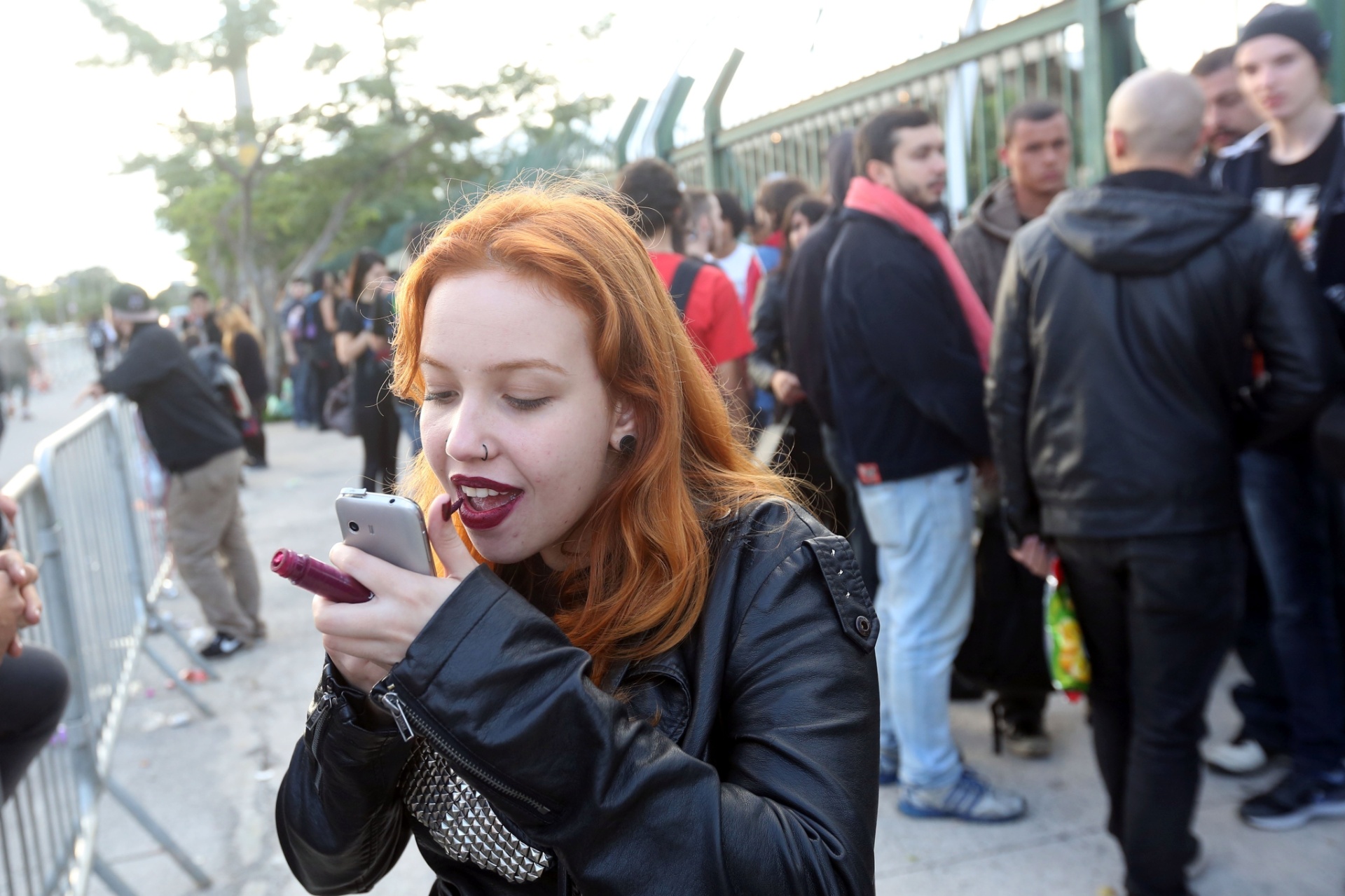 25.abr. 2015 - Movimentação do público na manhã deste sábado, em frente aos portões da Arena Anhembi. Os fãs aguardam a abertura abertura dos portões, que acontece às 10h para o festival Monsters of Rock. - Ricardo Matsukawa / UOL