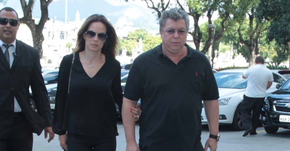 25.abr.2015 - Ana Furtado e Boninho vão ao velório de Roberto Talma