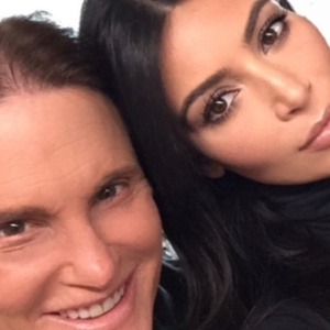 Kim Kardashian posa ao lado do padrasto Bruce Jenner, que se submeteu a uma cirurgia de mudança de sexo