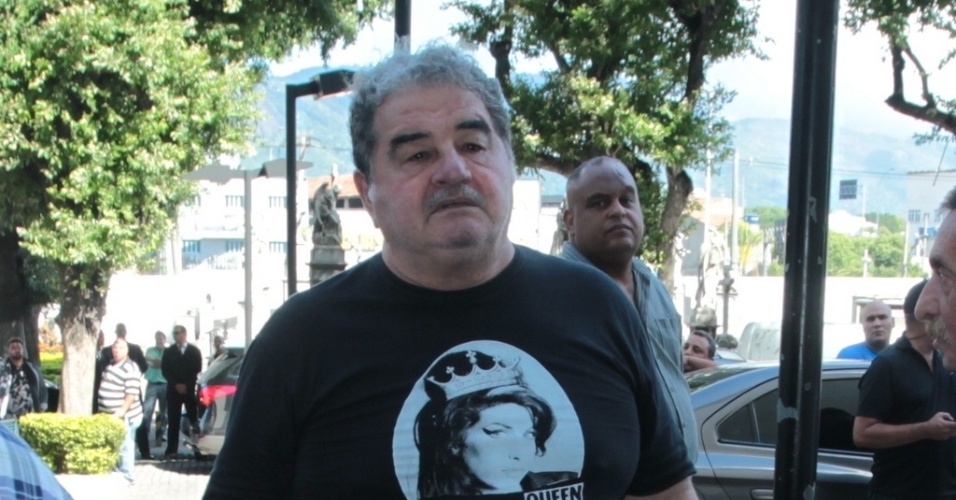 25.abr.2015 - O ator Otávio Augusto comparece ao velório de Roberto Talma, no Rio