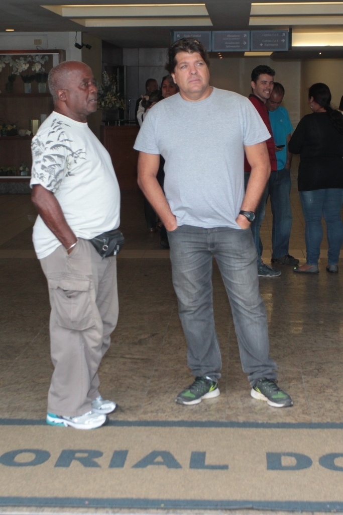 25.abr.2015 - O ator Roberto Battaglim comparece ao velório do diretor da TV Globo Roberto Talma - Anderson Borde e Marcelo Sá Barretto/AgNews