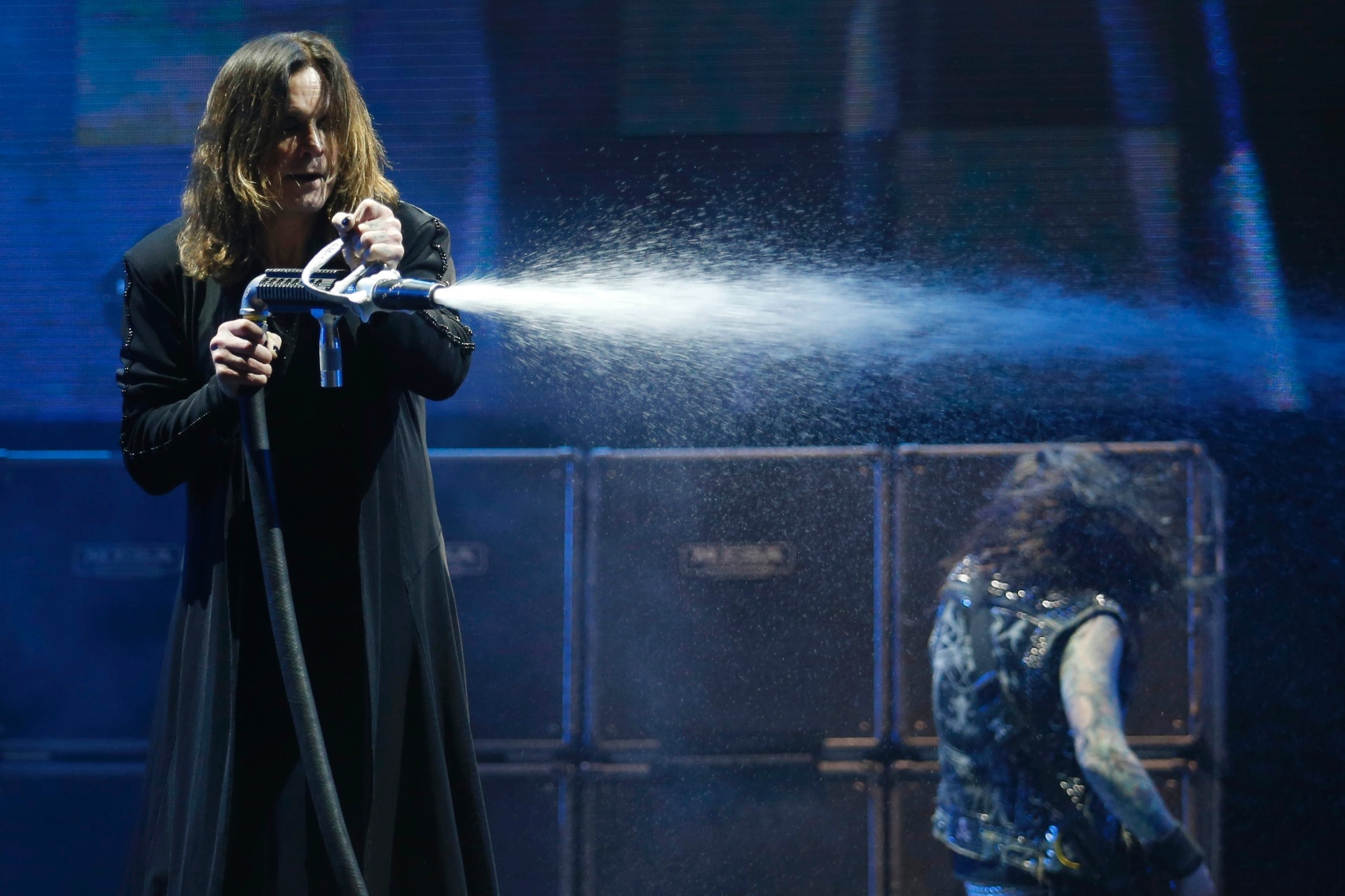 25.abr.2015 - O cantor Ozzy Osbourne foi o último a se apresentar no primeiro dia do Monsters of Rock, em São Paulo. Ele abriu o show com a música "Bark at the Moon" - Junior Lago/UOL