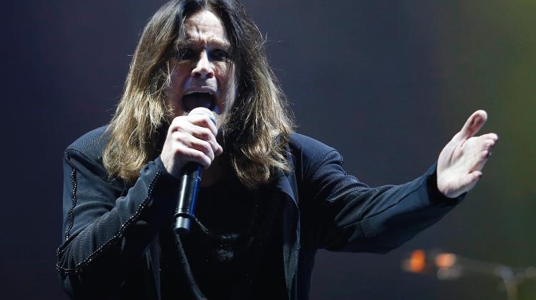 25.abr.2015 - O cantor Ozzy Osbourne foi o último a se apresentar no primeiro dia do Monsters of Rock, em São Paulo. Ele abriu o show com a música "Bark at the Moon" - Junior Lago/UOL - Junior Lago/UOL