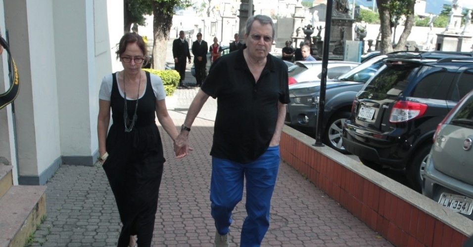 25.abr.2015 - O ex-diretor da TV Globo Daniel Filho vai com a mulher ao velório de Roberto Talma