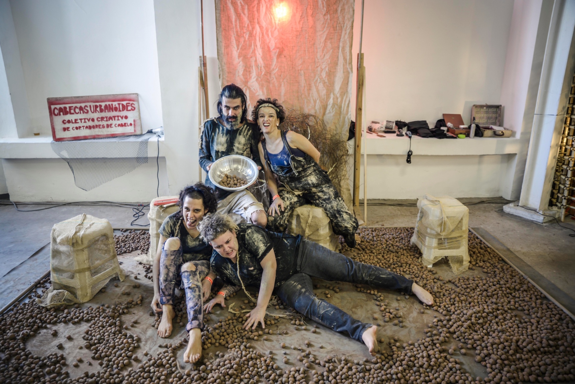 25.abr.2015 - Profissionais do Cabeças Urbanóides Coletivo Criativo que estavavam com o rosto e o cabelo besuntados com argila - Rafael Roncato/UOL