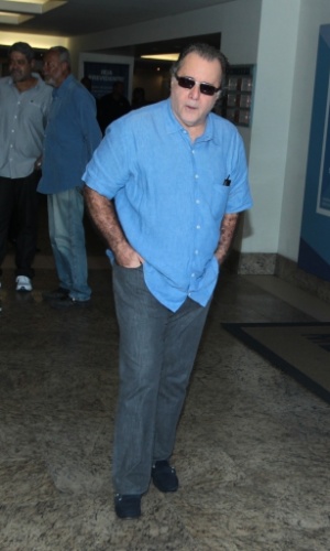 25.abr.2015 - Tony Ramos comparece ao velório de Roberto Talma. Aos jornalistas, o ator disse que estava muito abalado