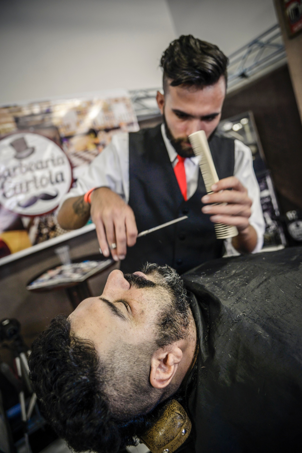 25.abr.2015 - Wander Maliani, 36 anos, faz a barba na barbearia instalada no Monsters of Rock - Rafael Roncato/UOL
