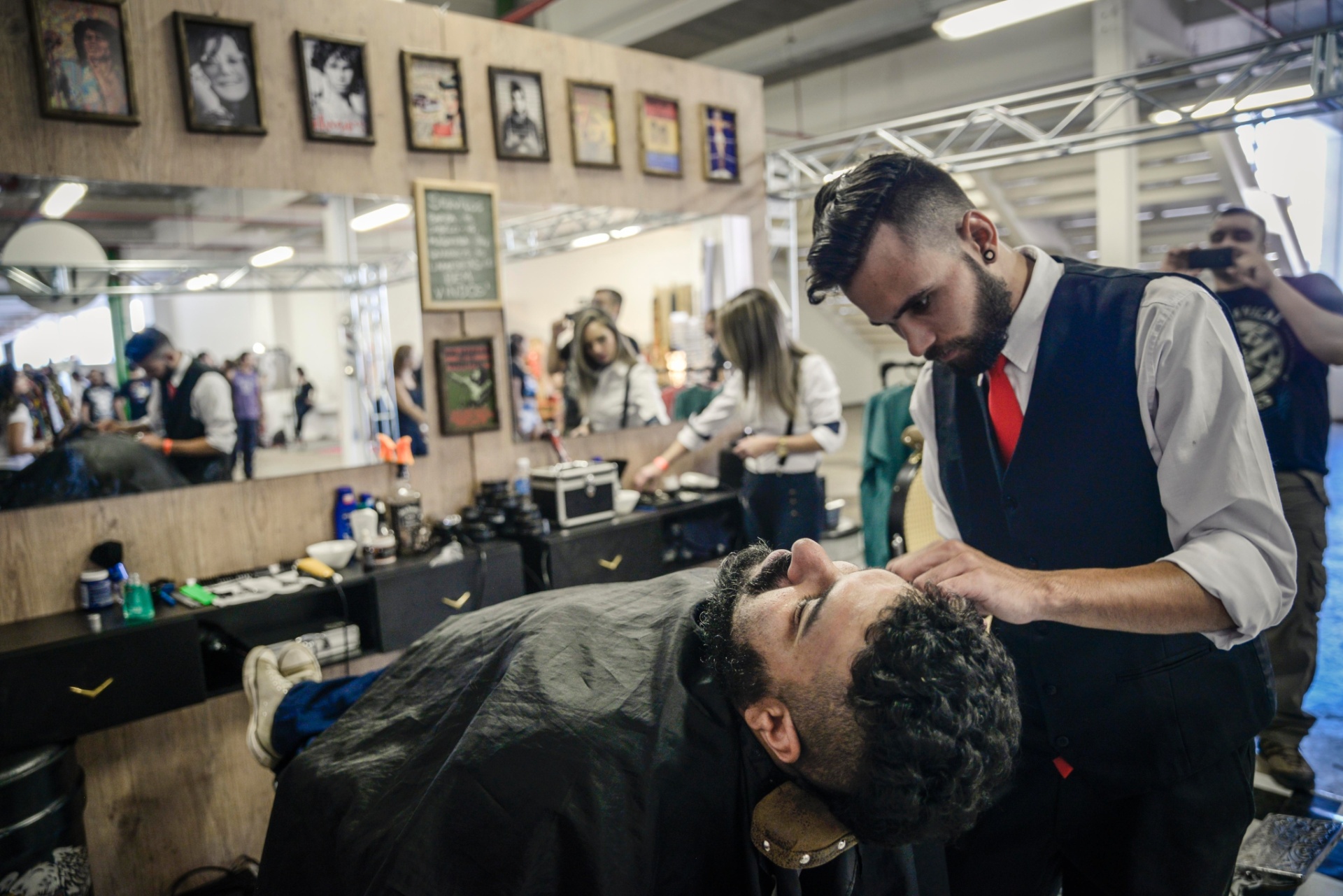 25.abr.2015 - Wander Maliani, 36 anos, faz a barba na barbearia instalada no Monsters of Rock - Rafael Roncato/UOL