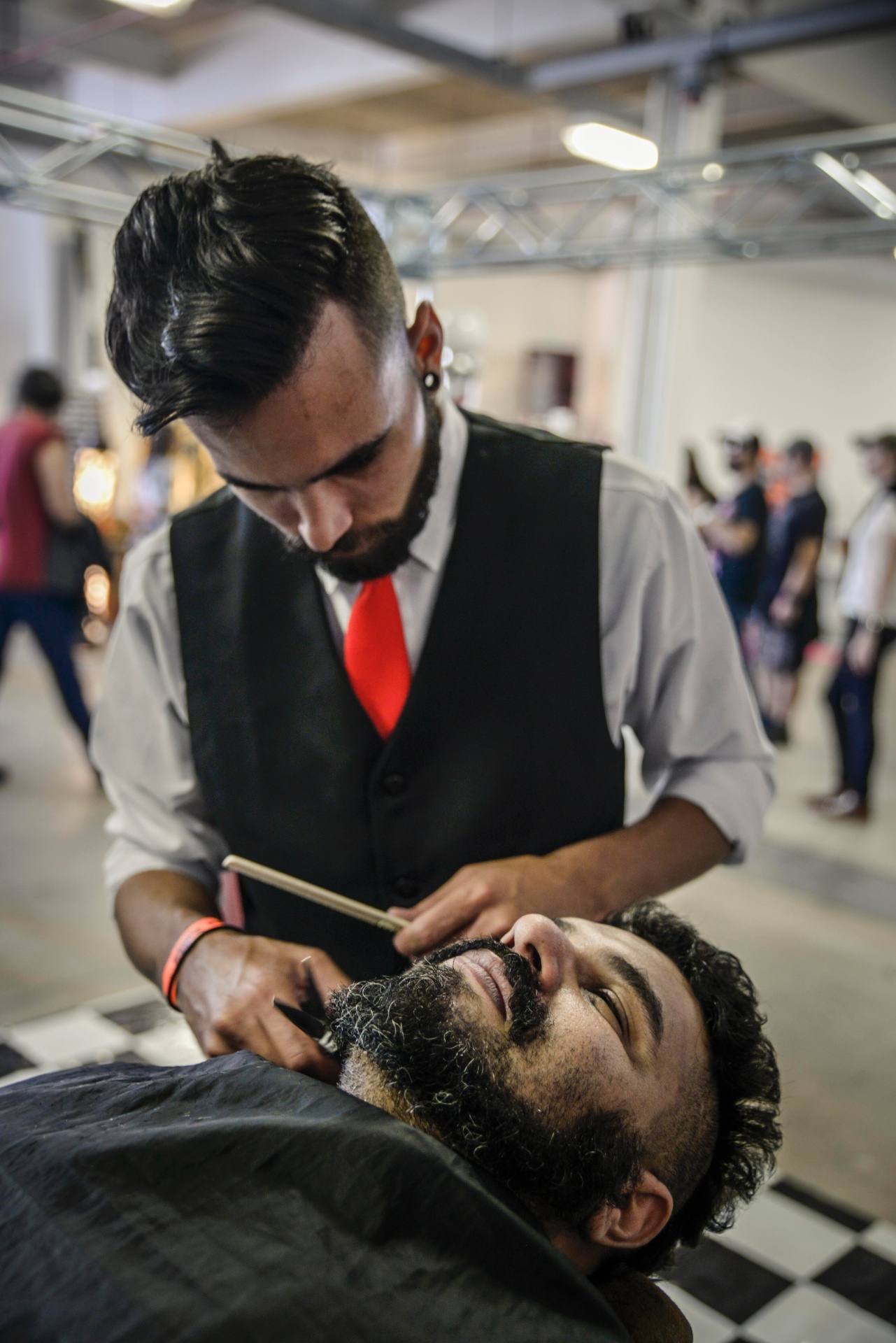 25.abr.2015 - Wander Maliani, 36 anos, faz a barba na barbearia instalada no Monsters of Rock - Rafael Roncato/UOL