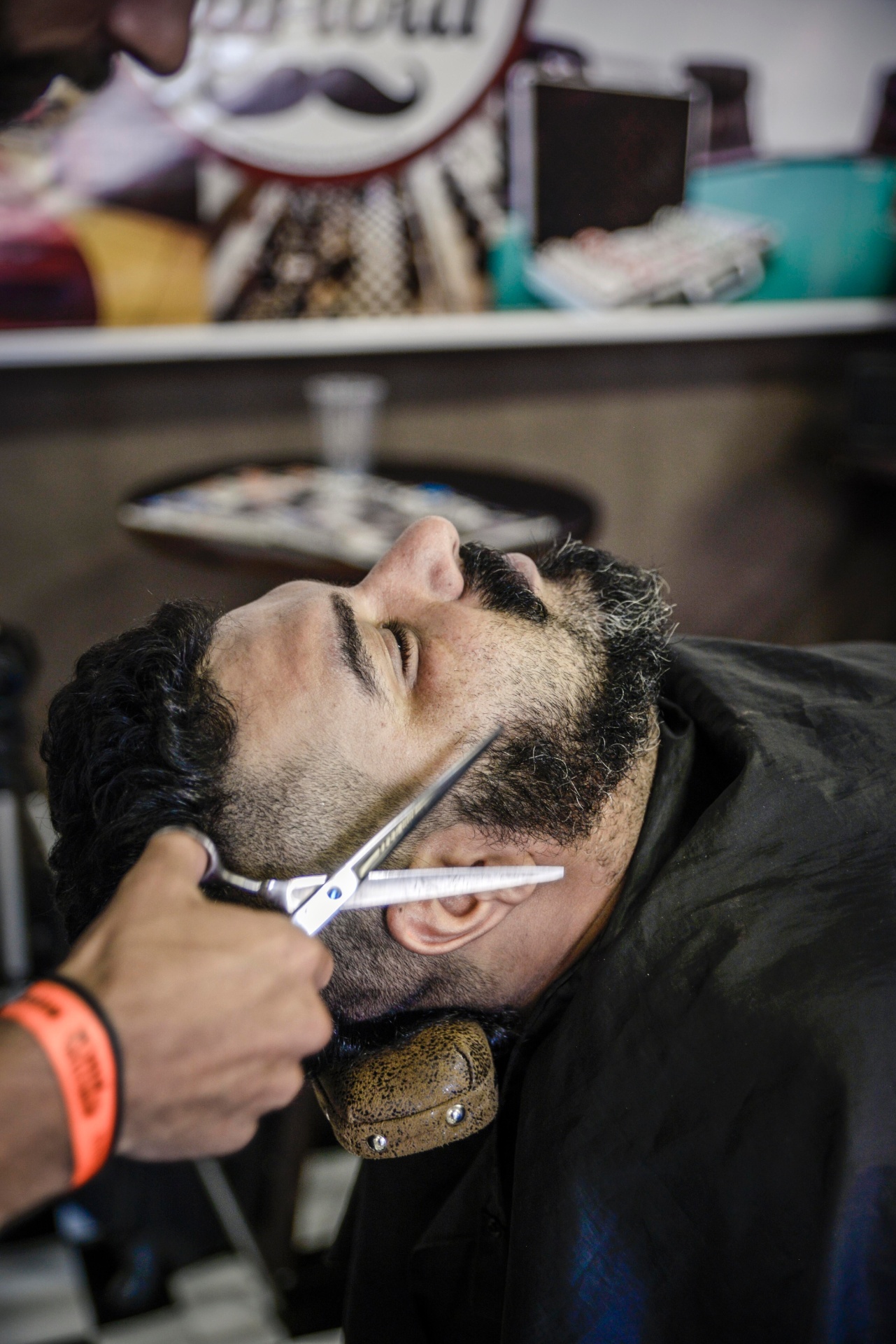25.abr.2015 - Wander Maliani, 36 anos, faz a barba na barbearia instalada no Monsters of Rock - Rafael Roncato/UOL